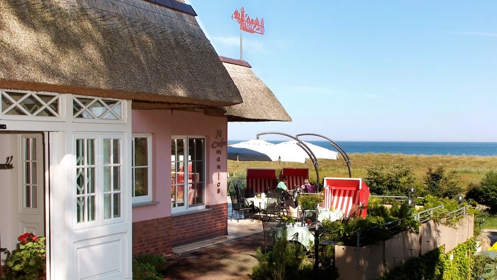 Restaurant terrace with wonderful view of the sea., © Foto-Hübner, Wustrow (umfassende Nutzungsrechte beim Ahrenshooper Hof vorhanden)