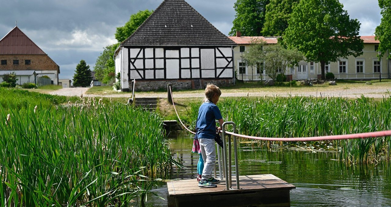 With the raft over the pond in the manor park Schlatkow, © WERK Gut WOHNEN Schlatkow