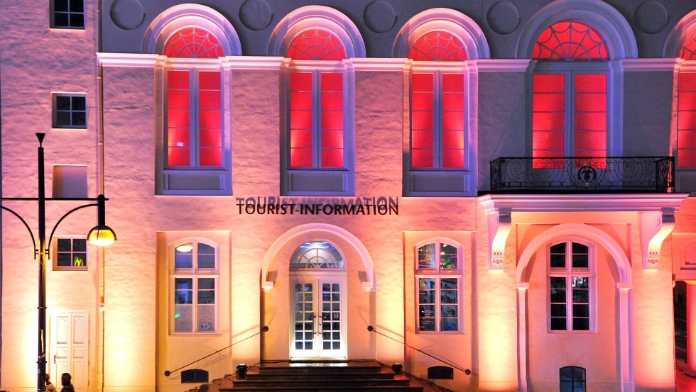 The illuminated tourist information in Rostock city center, © Joachim Kloock