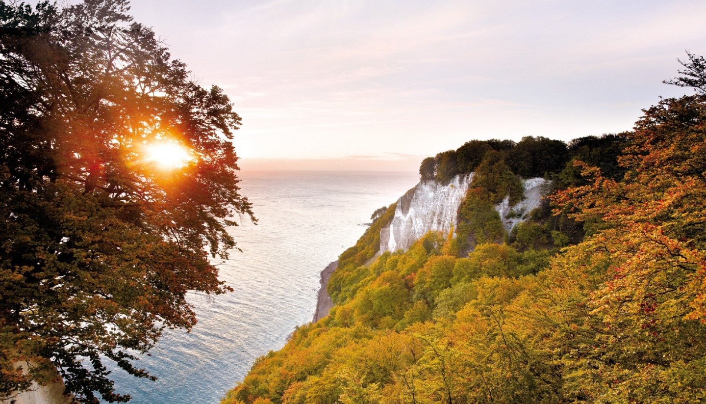 Idyllic sunrise at the Königsstuhl - part of the photo book (page 102/103), © TMV/Grundner