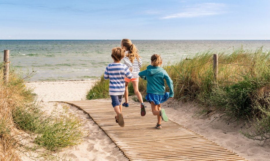 Children run happily along the wooden walkway to the beach on the Baltic Sea in Warnemünde, Mecklenburg-Western Pomerania., © TMV/Süß