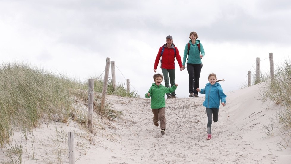 Over the dunes, the hike also leads to the Baltic Sea beach., © TMV/outdoor-visions.com