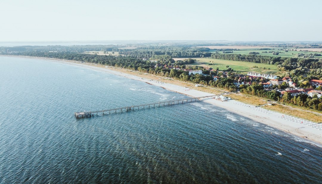 Fine sandy beach to the horizon, the green-blue-yellow inland and the pier are among the trademarks of the Baltic resort Boltenhagen., © TMV/Friedrich