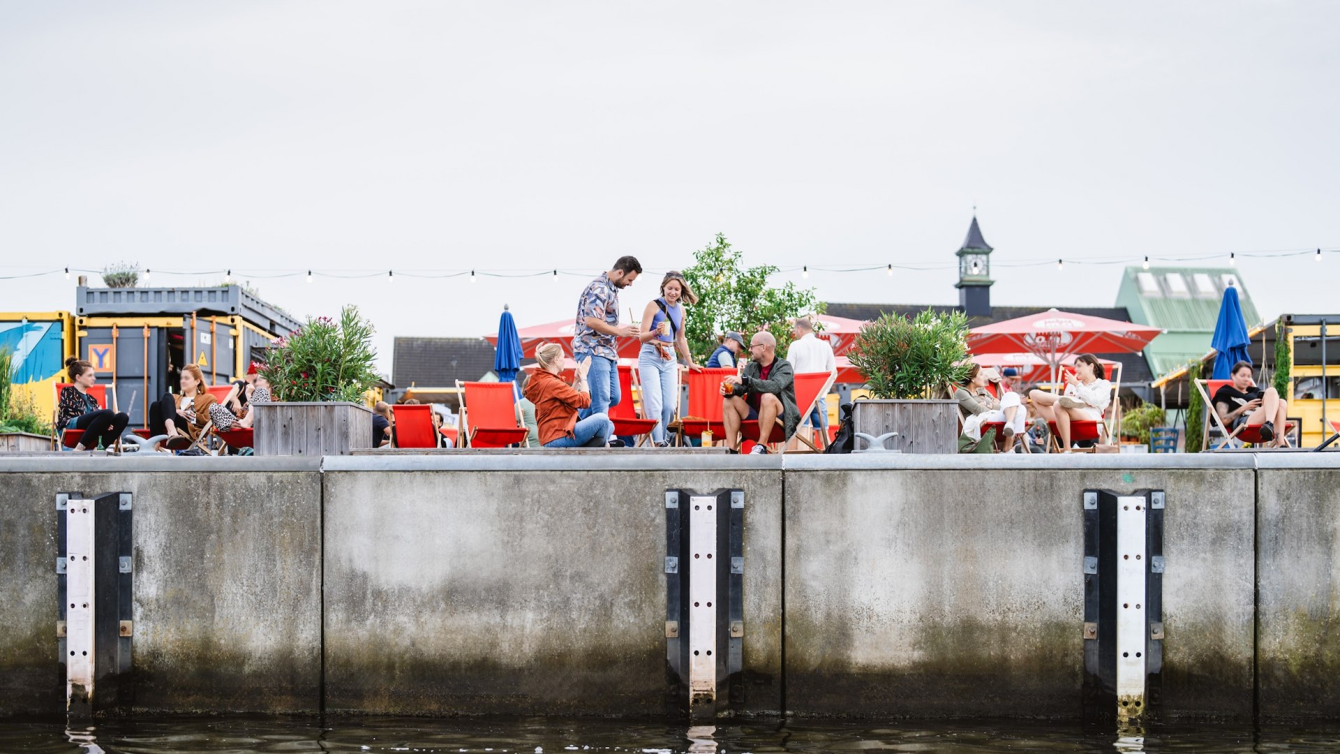 Since 2018, the hip Rost Dommel on the Haedge peninsula has been inviting you to hang out between old shipping containers and colorful garlands, right on the waterfront with delicious drinks and hand-carved fries.