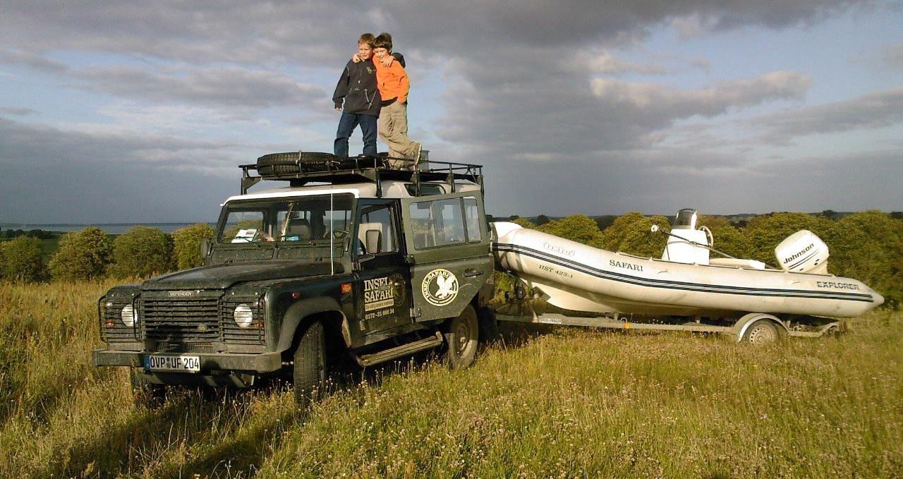 The little safari guests on the Landrover, © Gunnar Fiedler