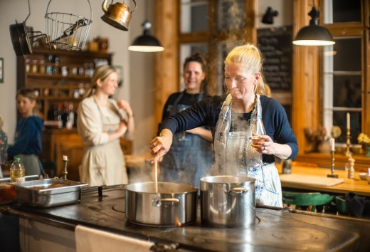 the social evenings invite you to cook together at the historical stove, © TMV/Gross