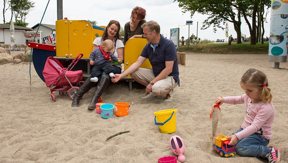 Playing on one of the many playgrounds in Graal-Müritz - there will be no boredom here, © Manfred Wigger