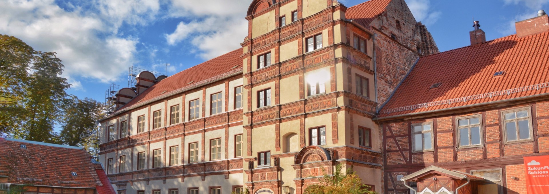 The western facade of the Gadebusch castle after restoration of the terracotta decoration., © Tourismusverband Mecklenburg-Schwerin