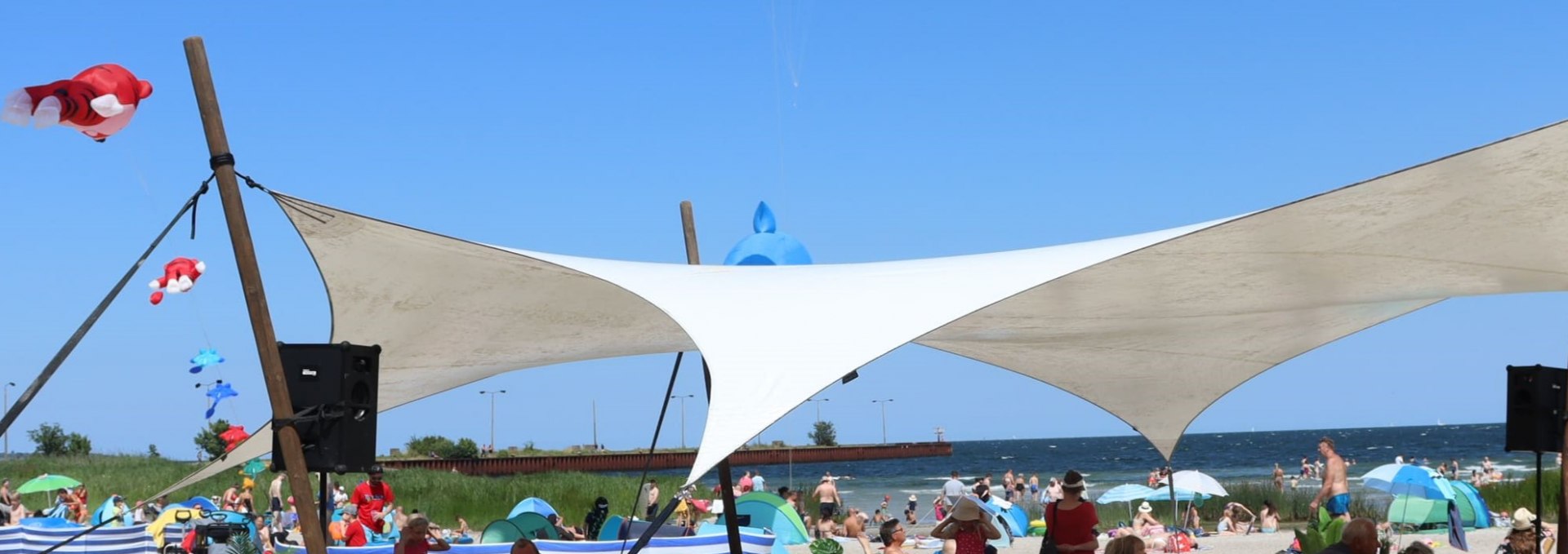 Colorful kites in the sky, beach lounge with a view of the Baltic Sea, © Sabine Stöckmann