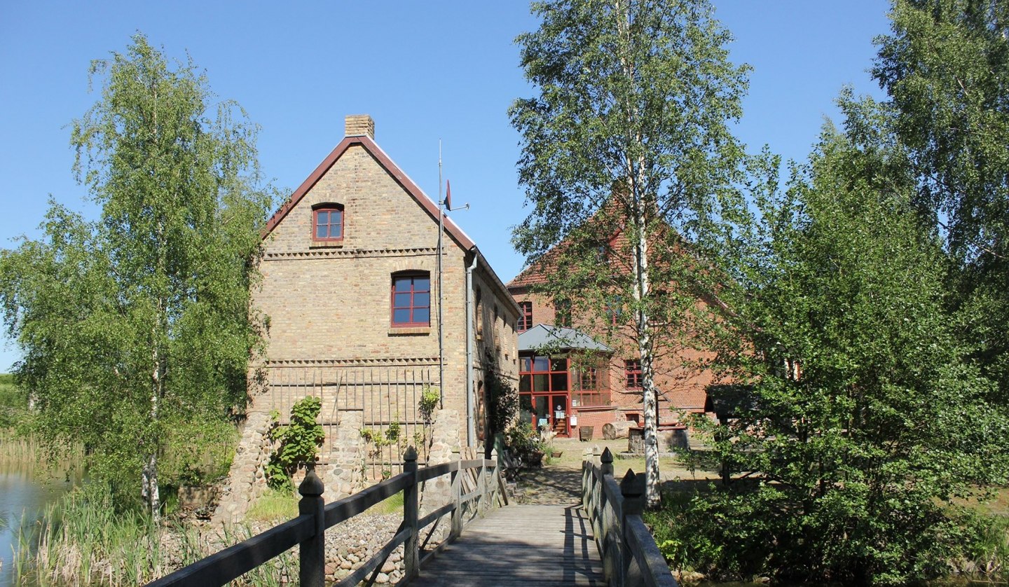 The Liepen moated castle and the servants' quarters can be reached from the park via a small wooden bridge., © Burmeister