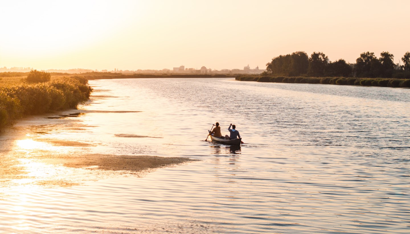 A quiet evening on the water: two people paddle through the wide waters of Western Pomerania at sunset, surrounded by nature and silence.