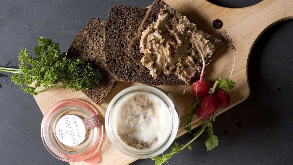 Jar of beef rillettes from the island of Öhe on bread, © Schillings Gasthof