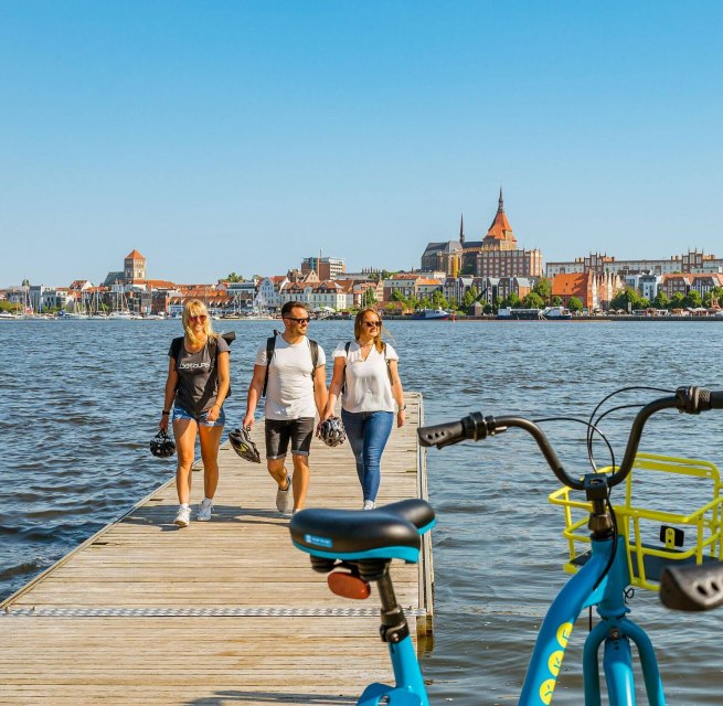 Vom Gehlsdorfer Ufer den Blick auf den Rostocker Stadthafen genießen, © TMV/Tiemann