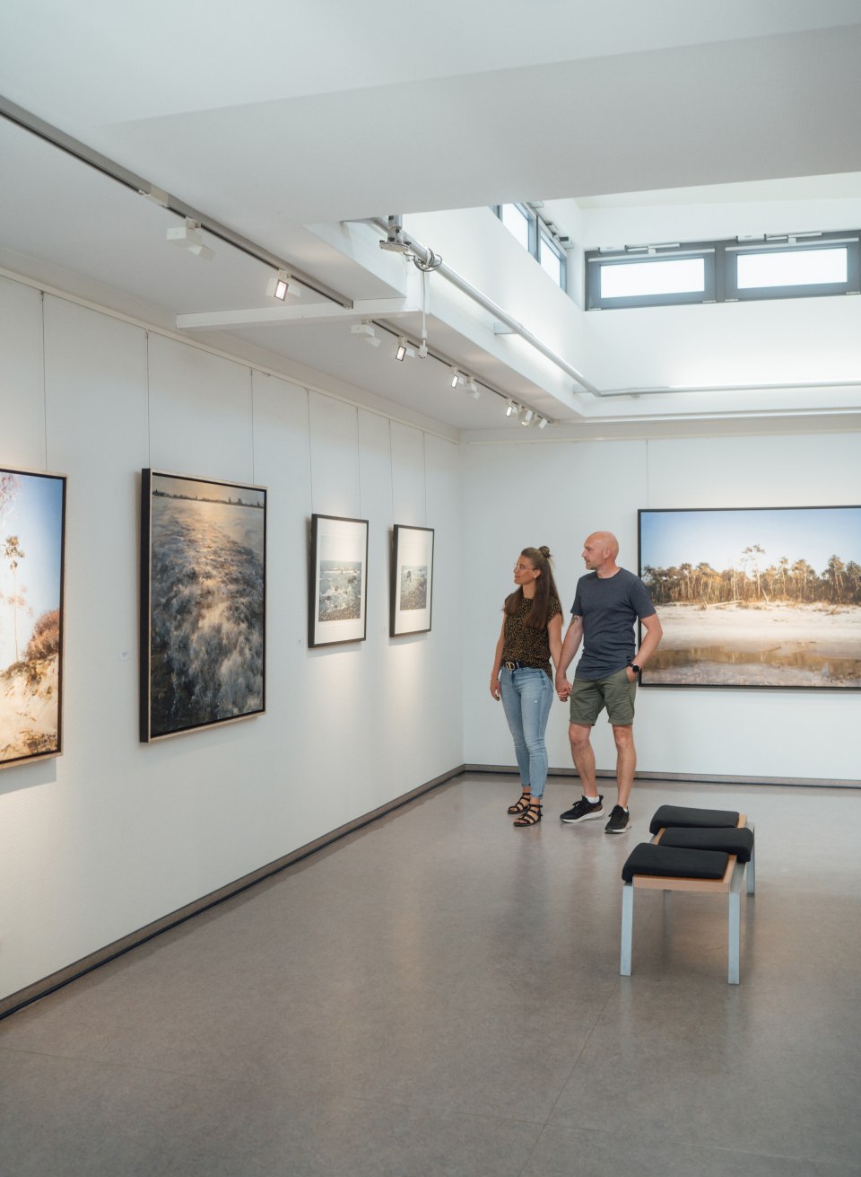 Hand in hand, picture by picture: You can admire art and take creative courses in Ahrenshoop's numerous galleries., © TMV/Petermann