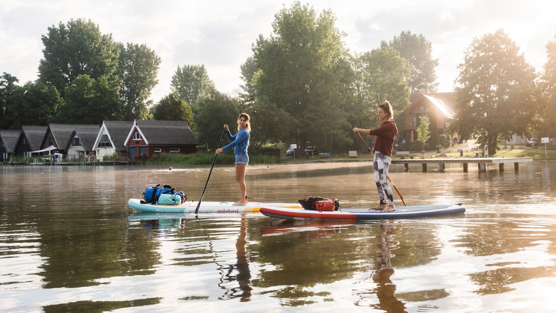 The water is still as smooth as glass when the two friends set off in the morning from the canoe station in Granzow towards Müritz., © TMV/Gross