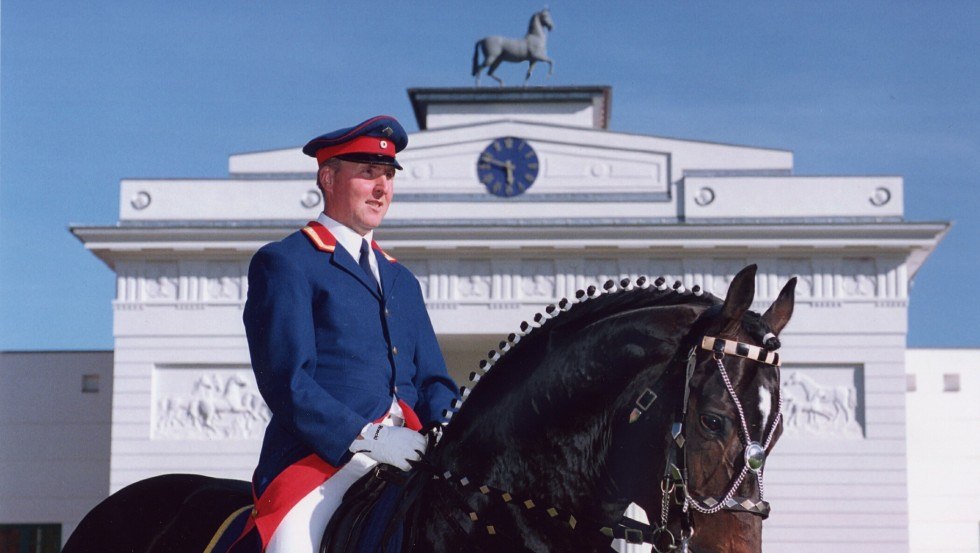 Michael Thieme and Juventus in front of the historic riding hall portal, © P.A. Kroehnert