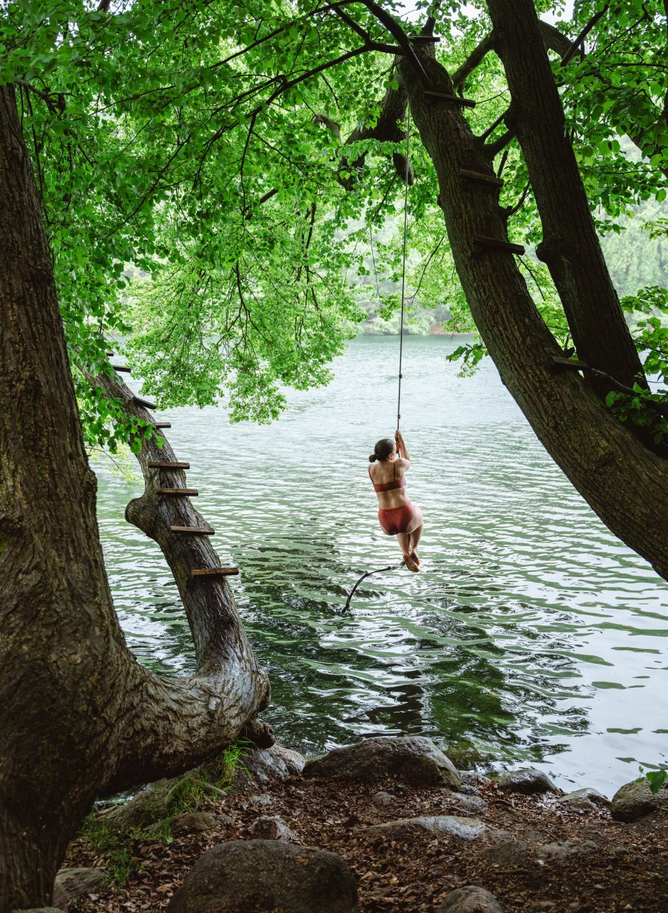 Need to cool off? Despite the drizzle, Linda dares to jump into the water of the Schmal Luzin - and has great fun! No wonder, it's one of the most beautiful lakes in Mecklenburg., © TMV/Gross