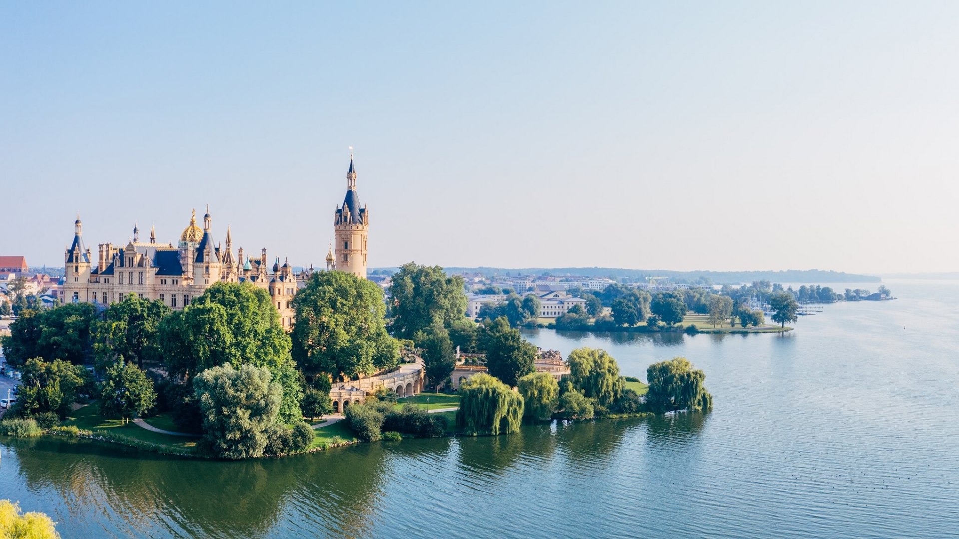 Schwerin Castle is located on an island in Lake Schwerin, © TMV/Gänsicke