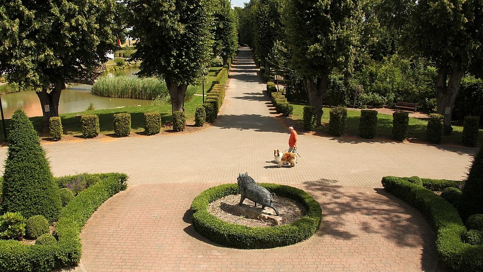 View from the manor house into the avenue, manor Sparow, © Michael Frahm