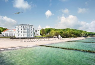 The luxury hotel right on the beach comprises an ensemble of six classicist buildings in Germany's first seaside resort., © Grand Hotel Heiligendamm