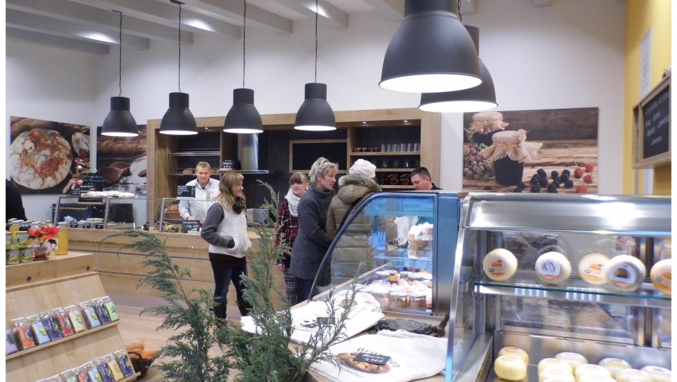 View into the farm store - taste hearty sausage specialties from the farm's own production and discover other regional products, © Bauernhof am Mühlenblick/GWW