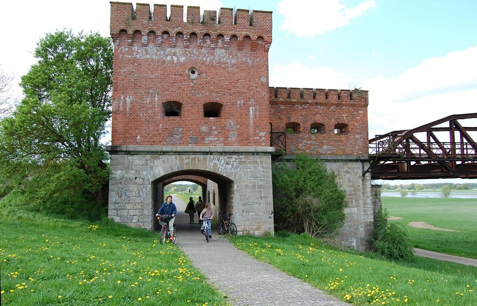 Today, a bicycle and hiking trail passes directly by the bridge., © Gabriele Skorupski