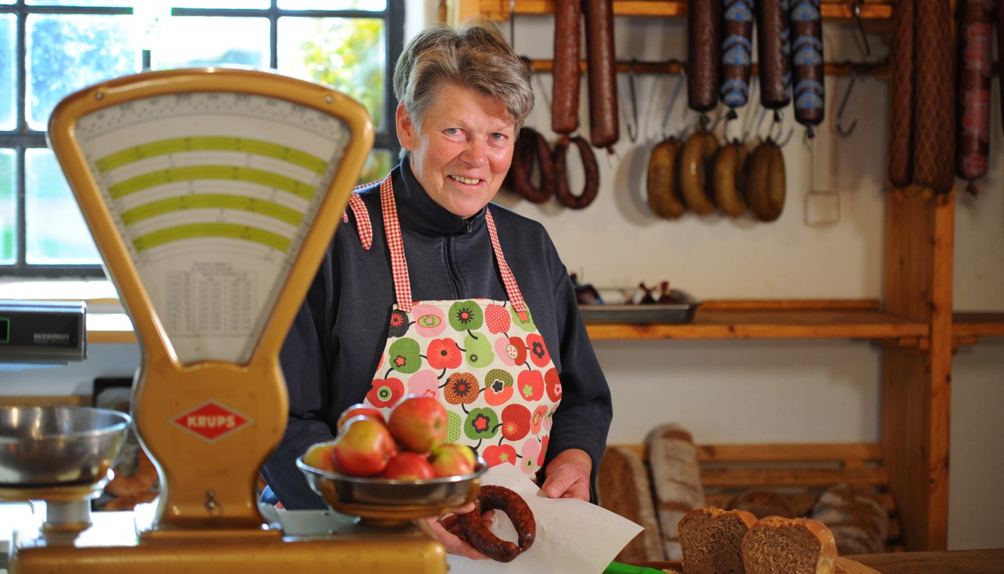 Drink regional in the farm store, © Landurlaub MV/A.Duerst, Studio 301