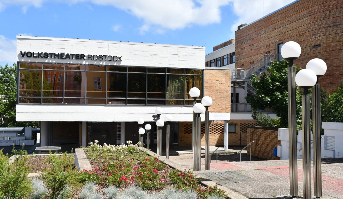 Forecourt and main entrance, © Volkstheater Rostock/Dorit Gätjen