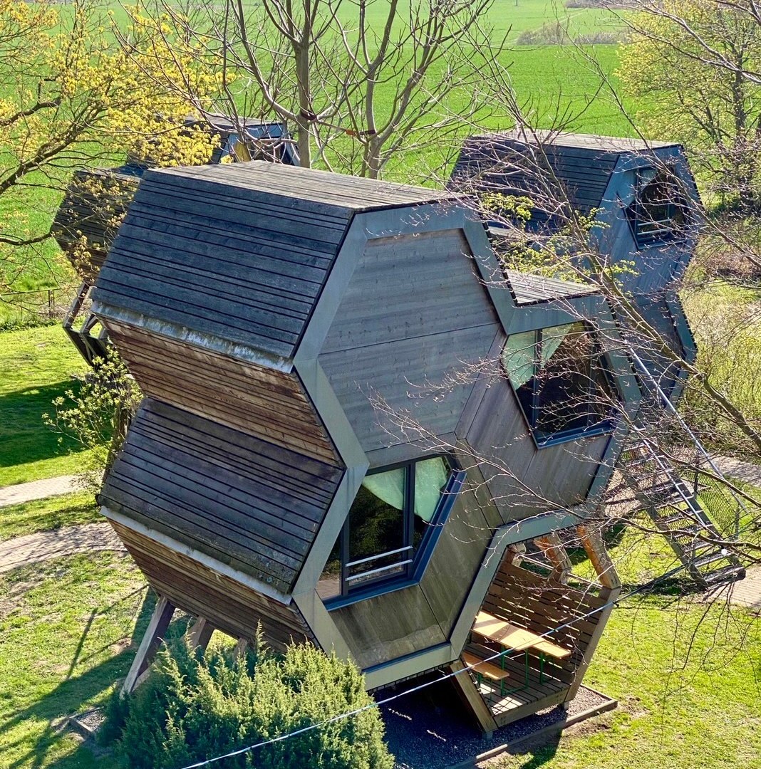 On the edge of the Klützer Winkel is the natural site of the Wabenhausherberge with 6 honeycomb-shaped tree houses., © Grüne Wiek/Bischoff