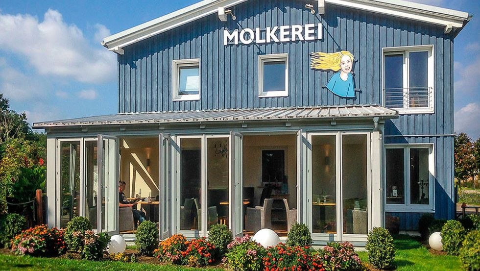 Front view of Poseritz dairy with farm store and café, © Dr. Sylva Rahm-Präger