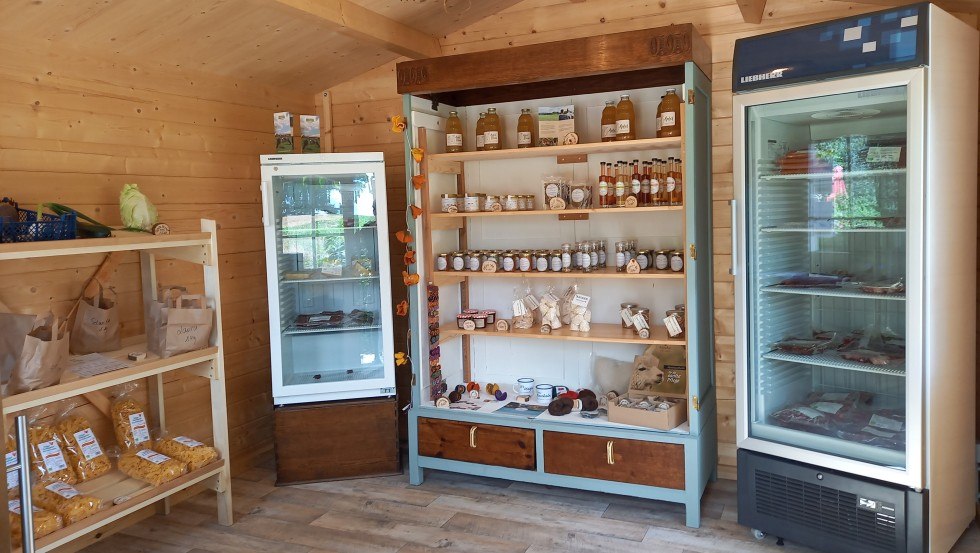 Farm and regional products, lovingly placed in the farm shop cottage., © Mirja Peitz