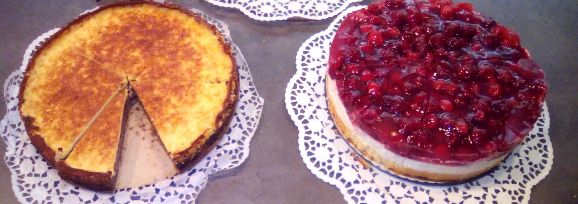 Every weekend the cake and pie offer changes (here poppy egg cake, crumble cake and a raspberry cream cake)., © Tom Augustyniak