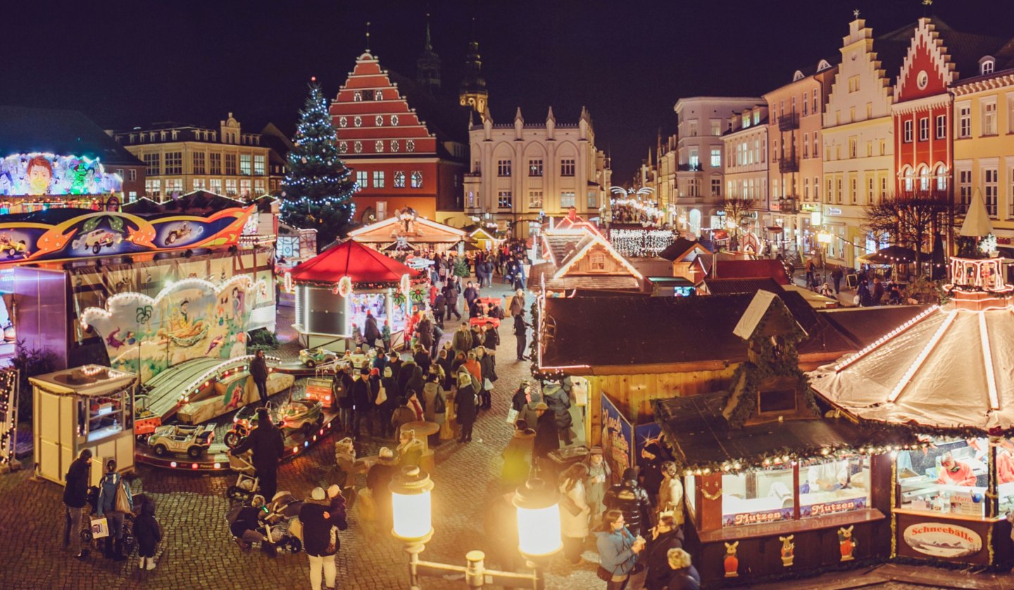 Once again this year, Greifswald's Christmas market attracts visitors with its cozy old town charm and contemplative atmosphere. From November 28, you can immerse yourself in the world of Greifswald's Christmas magic when the historic market square in the heart of the old town is transformed into a Christmas market once again., © Wally Pruß