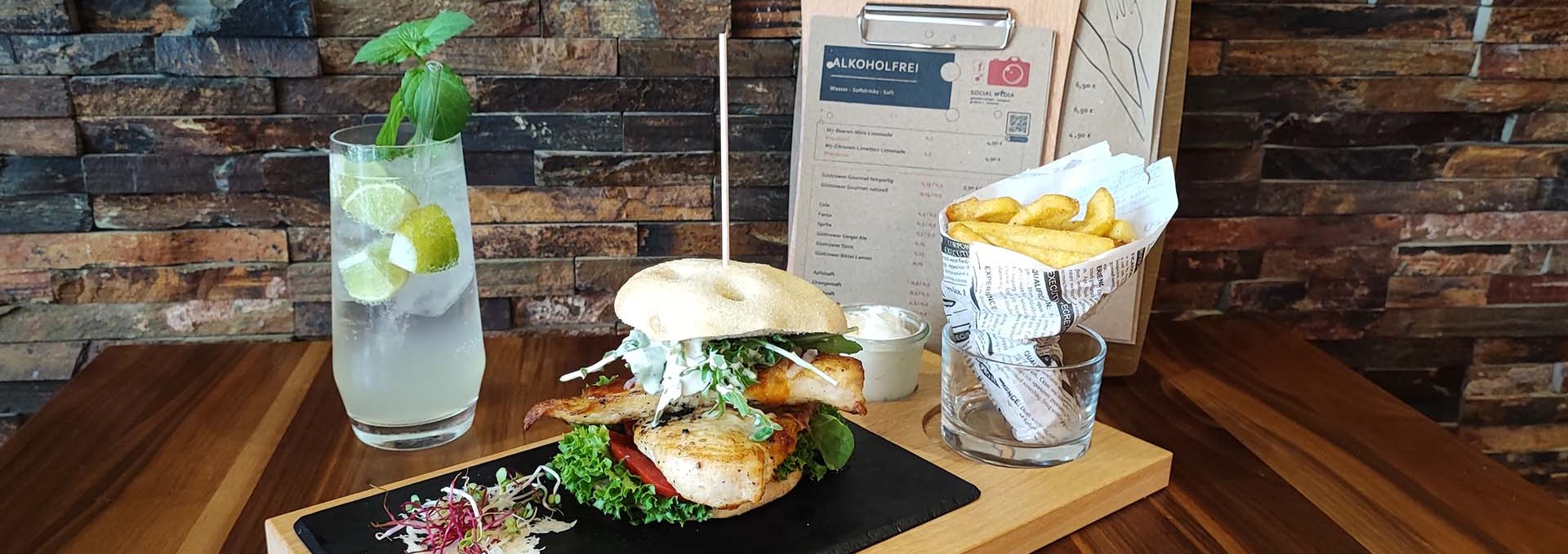 The chef's insider tip: the M7 Cesar Burger with fries. The marinated chicken and salad make the dish particularly light. If you want something heartier, you can order it with an extra fried egg., © B.Kästner/Stadtbäckerei Kühl