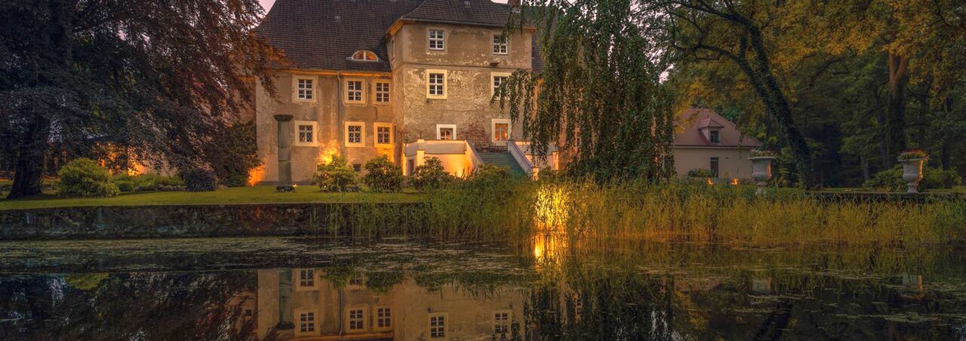 Mellenthin moated castle at dusk, © Wasserschloss Mellenthin