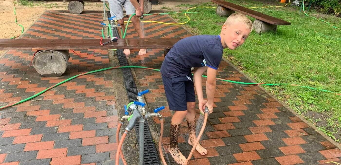 Cleaning after a successful tour of the barefoot path in Plau am See, © Kletterpark Plau am See