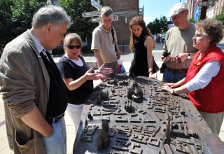 The tactile model of Rostock's old town provides good orientation for the blind and visually impaired., © TZRW/Joachim Kloock