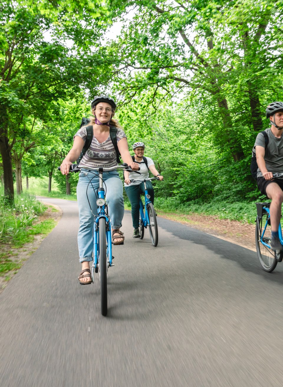 On the pedals and off they go: the last stage of the three friends' journey takes them by bike to Groß Raden. On the way, an owl flutters silently across the path., © TMV/Gross