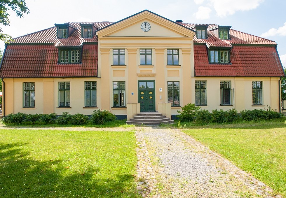 The manor house in frontal view, © Frank Burger