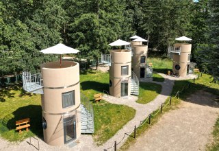 The slube hotel in Krakow am See with its sleeping towers, © slube