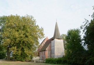 The medieval village church of Kuppentin in late summer., © Tourismusverband Mecklenburg-Schwerin