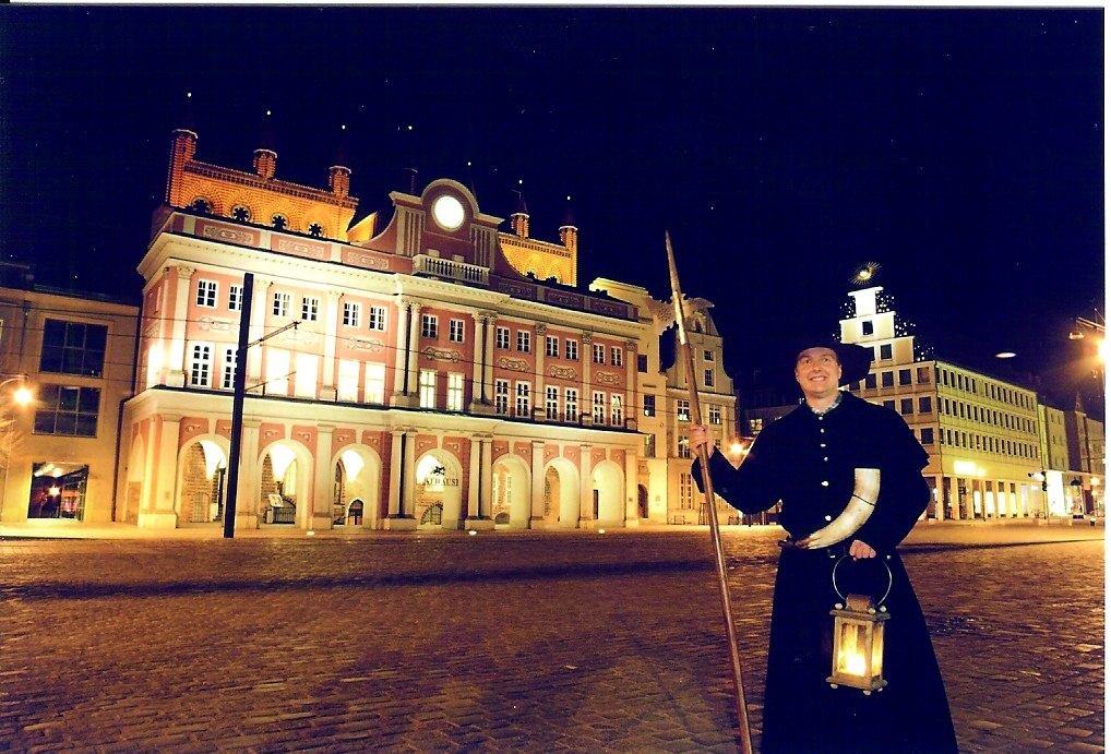 The Rostock night watchman in front of the town hall, © HTR Hansetouristik Rostock