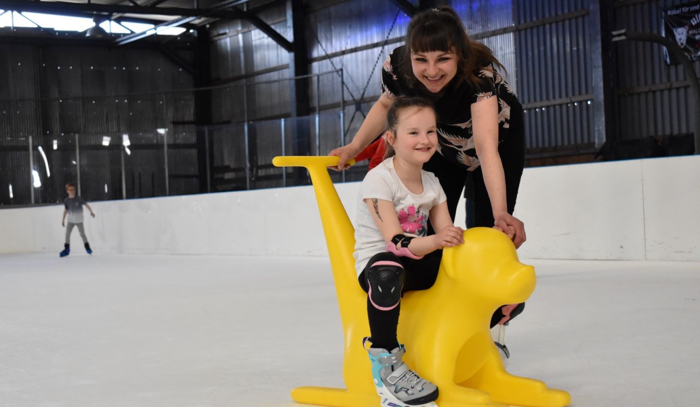 Ice skating fun for young and old, © Kultur- und Sportring e.V.