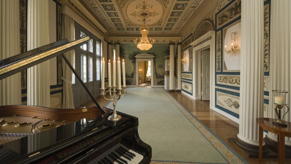 The Schinkel Hall overwhelms with a stately décor of the finest hand-painted tapestries and sparkling chandeliers, © Schlosshotel Burg Schlitz/Petra Stüning Photografie