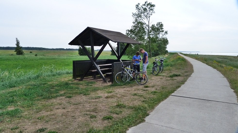 Covered picnic station on the dike near the High North, © Ummanz-Information/Bordych