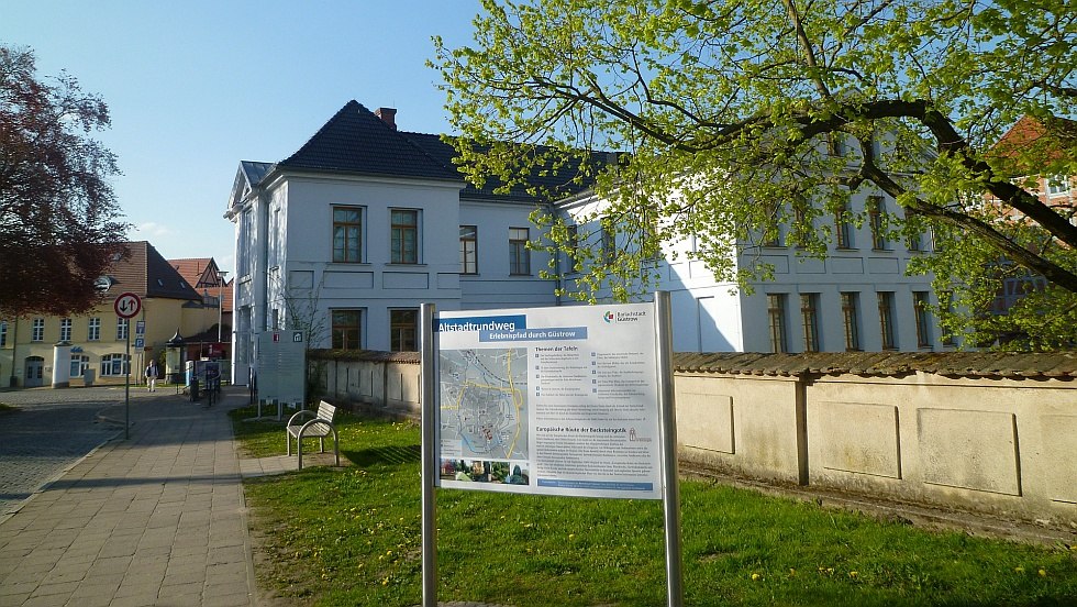 Franz Parr Square at the Güstrow Information Center with Old Town Tour Route, © Güstrow Information