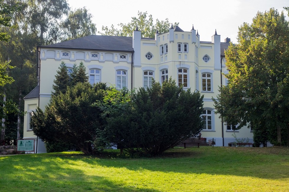 Today, a socio-therapeutic facility is operated in the Mühlen Eichsen manor house., © Frank Burger