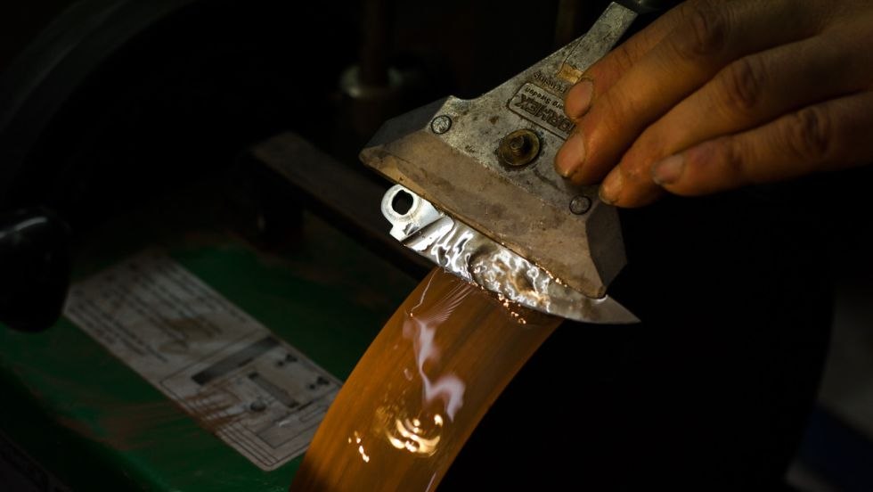 Cutler Michael Schimmel sharpening a knife blade, © Janos Freuschle