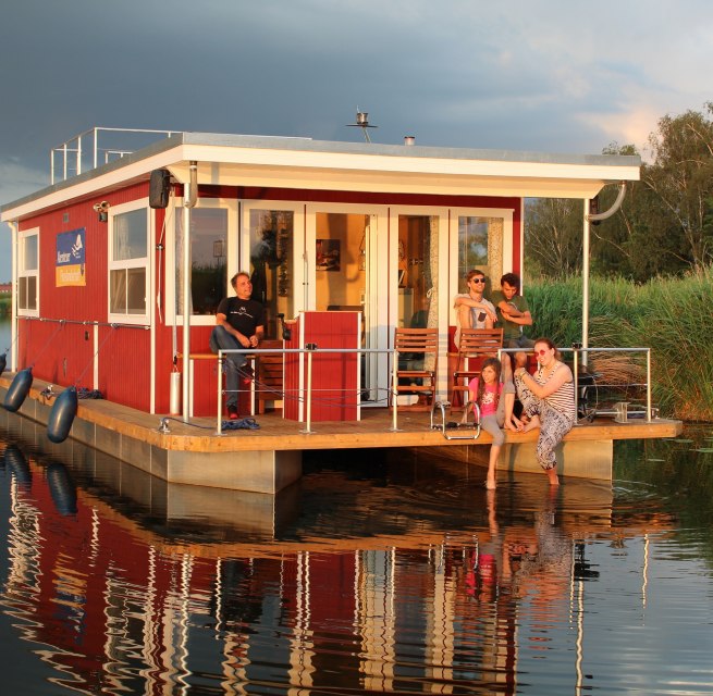 The comfortable houseboats from Abenteuer Flusslandschaft, which are equipped with solar panels, bow thrusters and heating, offer the finest in vacation enjoyment., © Abenteuer Flusslandschaft