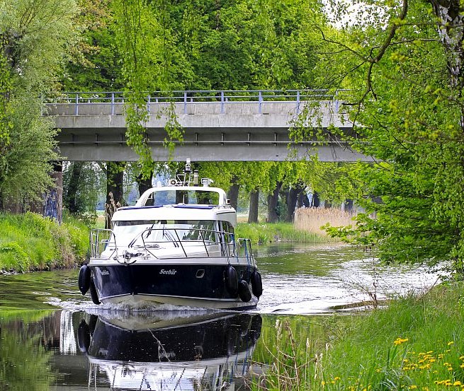 With the houseboat on the Elde-Müritz waterway you can admire nature from close up, © Ralf Ottmann